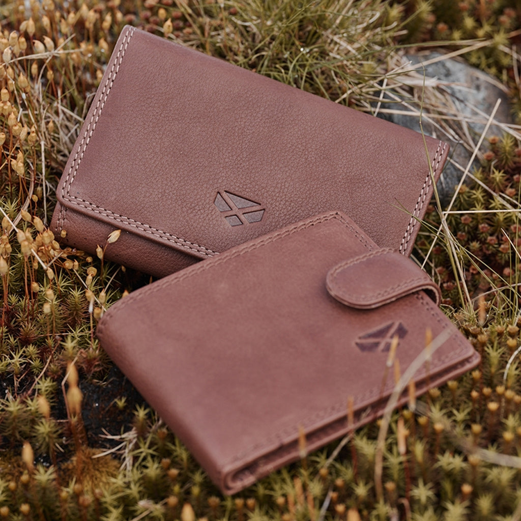 Lifestyle image of Hoggs of Fife Monarch Leather Coin Wallet with Tab Hazelnut - Wild & Moor